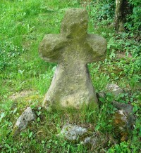 Nedvězí-parčík na začátku obce se smírčím křížem, kamenným křížem z r.1869 a pomníkem obětem I.světové války-Foto:Ulrych Mir.