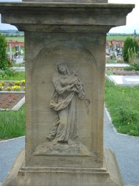 Nedvězí-kříž z r.1850 na hřbitově před obcí-reliéf P.Marie Pomocné na podstavci-Foto:Ulrych Mir.