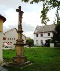 Nedvězí-náves s kaplí sv.Floriána a křížem z r.1850-Foto:Ulrych Mir.