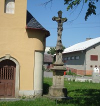 Nedvězí-náves s kaplí sv.Floriána a křížem z r.1850-Foto:Ulrych Mir.