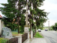 Nemilany-Kožušanská ulice se sloupem a sochou Panny Marie Bolestné z r.1900-Foto:Ulrych Mir.