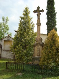Slavonín-kříž z r.1806 na nádvoří u kostela sv.Ondřeje-Foto:Ulrych Mir.