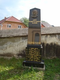 Slavonín-pomník kněží působících na farnosti ve Slavoníně na nádvoří u kostela sv.Ondřeje-Foto:Ulrych Mir.
