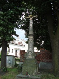 Slavonín-kříž z r.1770 před farou u cesty ke kostelu sv.Ondřeje-Foto:Ulrych Mir.
