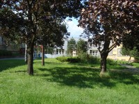 Povel-Holečkova ulice-Fakultní základní škola s pomníkem-Foto:Ulrych Mir.