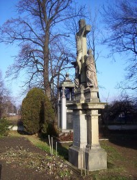 Nové Sady-Dolní Novosadská ulice-kříž s pomníkem padlých v I.světové válce před kostelem-Foto:Ulrych Mir.