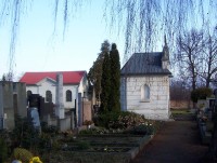 Nové Sady-Dolní Novosadská ulice-hřbitov s novogotickou hrobkou-Foto:Ulrych Mir.
