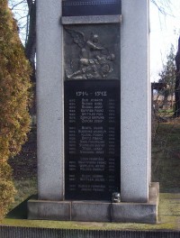 Nové Sady-Dolní Novosadská ulice-pomník padlým v I.světové válce před kostelem-detail-Foto:Ulrych Mir.