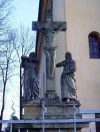 Nové Sady-Dolní Novosadská ulice-kříž se sochou Panny Marie a sv.Jana z r.1834 před kostelem-detail-Foto:Ulrych Mir.