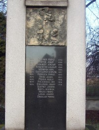 Nové Sady-Dolní Novosadská ulice-pomník padlým v I.světové válce před kostelem-detail-Foto:Ulrych Mir.