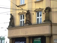 Olomouc-náměstí Národních hrdinů-nárožní budova DPMO se sochami a reliéfy-Foto:Ulrych Mir.