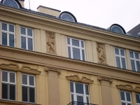 Olomouc-náměstí Národních hrdinů-nárožní budova DPMO se sochami a reliéfy-Foto:Ulrych Mir.