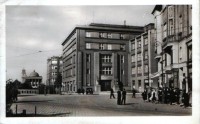 Olomouc-náměstí Národních hrdinů-budova bývalé nemocenské pojišťovny z r.1931 a fronta před bývalým kinem Edison a Husův sbor-sbírka:Ulrych Mir.
