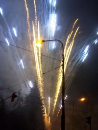 Olomouc-Žižkovo náměstí-ohňostroj při oslavách 90. výročí založení ČR u pomníku T.G.M.-Foto:Ulrych Mir.
