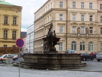 Olomouc-náměstí Republiky-kašna Tritonů z r.1709 a budova poštovního úřadu-Foto:Ulrych Mir.