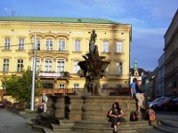 Olomouc-náměstí Republiky-kašna Tritonů z r.1709 a budova Okresní knihovny, bývalé okresní hejtmanství-Foto:Ulrych Mir.