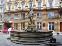 Olomouc-ulice 28.října a Merkurova kašna z r. 1727 a Národní dům-Foto:Ulrych Mir.