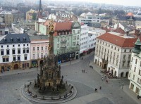 Olomouc-Horní náměstí-pohled z radniční věže na Sousoší N.Trojice,Salmův a Petrášův palác-Foto:Ulrych Mir.