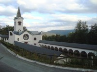 Poutní kostel Panny Marie Pomocné u Zlatých Hor od poutního domu-Foto:Ulrych Mir.