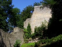 Choustník-hrad-nádvoří se severní a východní hradbou-Foto:Ulrych Mir.