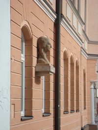Olomouc-Kateřinská ulice-budova vysokoškolských kolejí s bustou studentky Marušky Kudeříkové-Foto:Ulrych Mir.