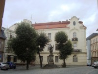Olomouc-Žerotínovo nám.-socha sv.Floriána a budova Sarkandrina-Foto:Ulrych Mir.