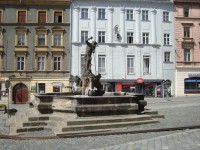 Olomouc-Dolní náměstí-Neptunova kašna a dům U Černého koně-Foto:Ulrych Mir.