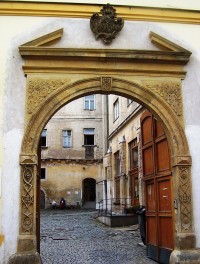 Olomouc-Wurmova ulice-Charita-vstupní portál s erbem-Foto:Ulrych Mir.