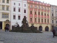 Olomouc-Horní náměstí-Caesarova kašna z r.1725 a dům U Zlaté hvězdy-Foto:Ulrych Mir.