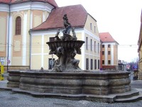 Olomouc-Kašna Tritonů z r.1709 na náměstí Republiky s Vlastivědným muzeem-Foto:Ulrych Mir.