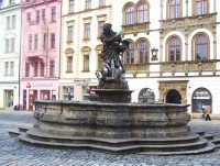 Olomouc-Horní náměstí-Herkulova kašna z r.1688 a Edelmannův palác-Foto:Ulrych Mir.