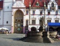 Olomouc-Horní náměstí-Herkulova kašna z r.1688 a orloj-Foto:Ulrych Mir.