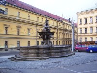 Olomouc-Kašna Tritonů z r.1709 na náměstí Republiky s bývalými Hanáckymi kasárnami-Foto:Ulrych Mir.