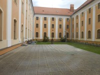 Olomouc-Vlastivědné muzeum-bývalý klášter klarisek-fontána na nádvoří  