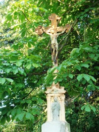 Domašov u Šternberka-kříž z r.1882 v parku na návsi-Foto:Ulrych Mir.