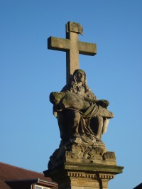 Domašov u Šternberka-kříž s plastikou Piety z r.1872-Foto:Ulrych Mir.