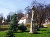 Domašov nad Bystřicí-kamenný kříž na náměstí a kostel sv.Anny-Foto:Ulrych Mir.