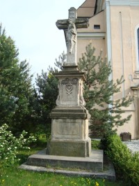 Velký Újezd-kamenný kříž před kostelem z r.1787-Foto:Ulrych Mir.