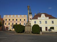 Nová Bystřice-Mírové náměstí-Nový zámek-sloup se sousoším Nejsvětější Trojice