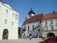 Nové Město nad Metují-kostel a socha zakladatele kostela N.Trojice-Jana Černčinského z Kácova-1501, před Spolkovým domem-Foto:Ulrych Mir. 