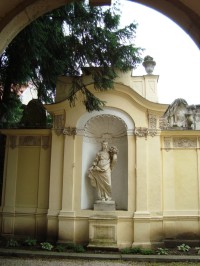 Buchlovice-zámek-nika se sochou Venuše za tzv. Florou-Foto:Ulrych Mir.
