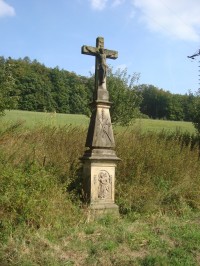 Bouzov-Kadeřín-kříž u rybníku na začátku obce-Foto:Ulrych Mir.