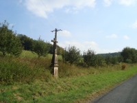 Bouzov-Kadeřín-kříž u rybníku na začátku obce-Foto:Ulrych Mir.