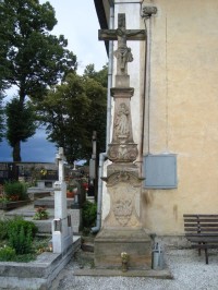 Bouzov-kříž z r.1822 před kostelem na hřbitově-Foto:Ulrych Mir.