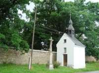 Krakovec-kaple se zvonicí a kříž z r.1891-Foto:Ulrych Mir.