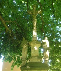 Bouzov-Bezděkov-kamenný kříž z r.1856 v parku před kaplí-detail-Foto:Ulrych Mir.