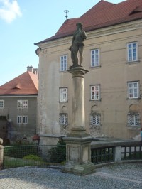 Nové Město nad Metují-zámek-renesanční socha na sloupu ze 17. stol.-Foto:Ulrych Mir.