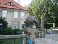Nové Město nad Metují-zámek-renesanční socha na sloupu ze 17. stol. a plastika medvěda-Foto:Ulrych Mir.