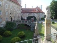 Nové Město nad Metují-zámek-hlavní průčelí s příkopem, mostem a plastikami-Foto:Ulrych Mir.