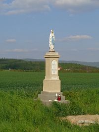 Bukovany-socha P. Marie Lourdské z r. 1892, od r. 2016 umístěna na místě dřívějšího železného kříže u V. Bystříce